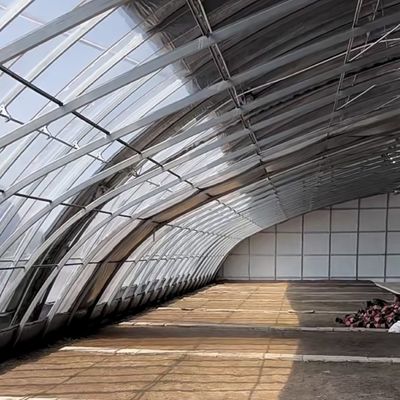 Estufas com várias faixas para uma melhor irrigação por gotejamento e luz solar incluídas