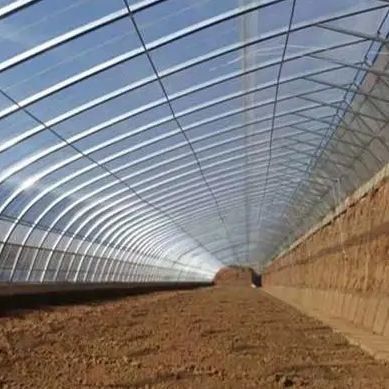 Sistema de irrigação e ventilação para a sombra da plantação de pepino na estufa solar